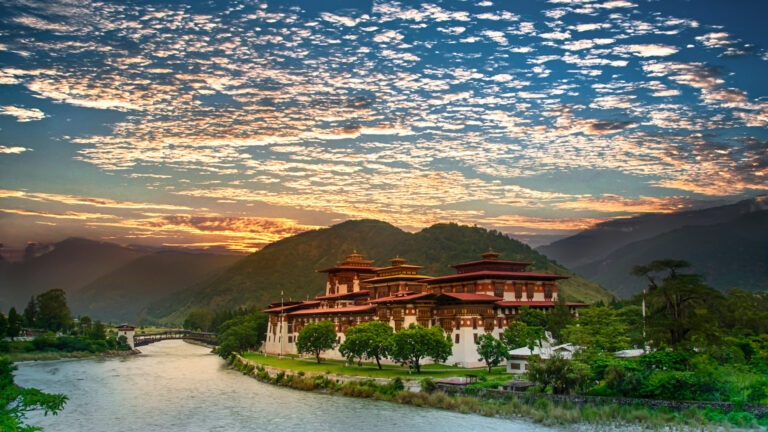 Bhutan-Punakha-Dzong-Sunset-1326288165-Website-1920x1080-fill-gravityauto-768x432