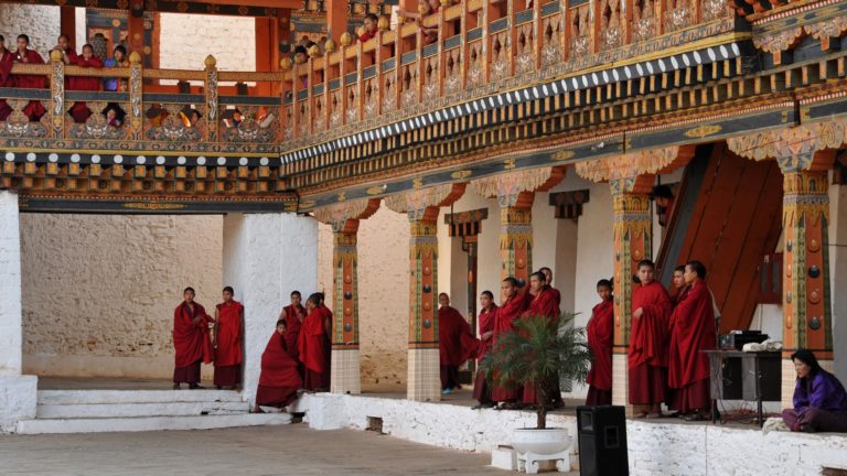 punakha-dzong-monks-bhutan-768x432